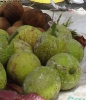 Fruits à pain et noix de coco sur le marché de Fort-de-France
