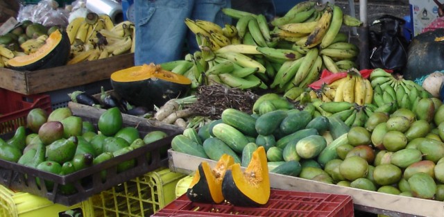 Concombres, mangues, avocats, bananes et potiron sur le marché de Fort-de-France