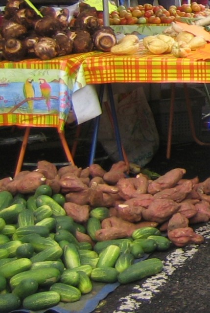 Concombres, patates douces, madères et christophines sur le marché de Fort-de-France