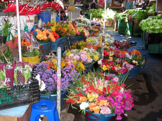 Fleuriste sur un marché réunionnais